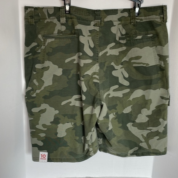 Wrangler camouflage relaxed fit  shorts men’s size 42, 10” inseam NWT - Picture 2 of 11